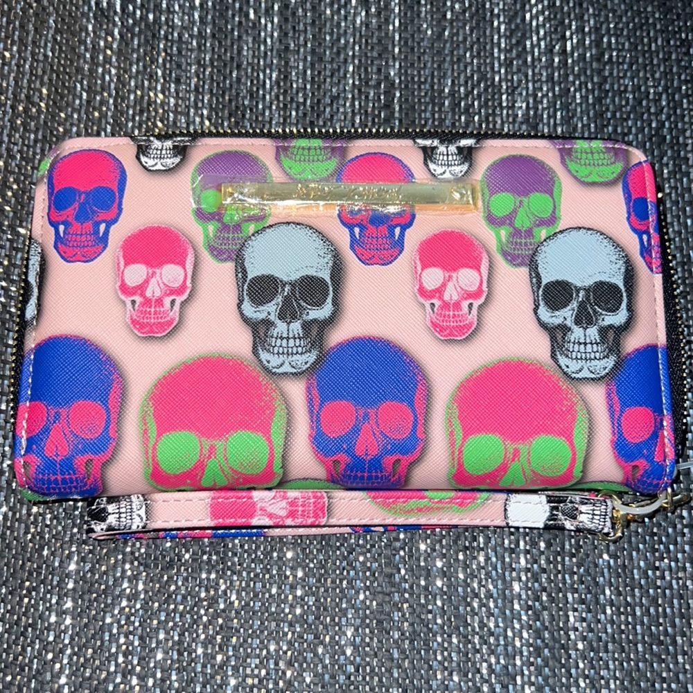 BNWT Betsey Johnson Skull printed wallet wristlet